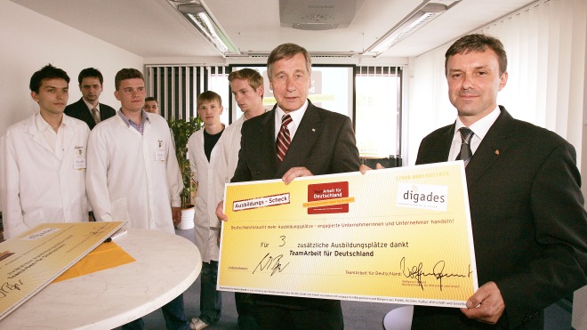 Lutz Berger empfängt Wolfgang Clement bei digades Wolfgang Clement und Lutz Berger 2004