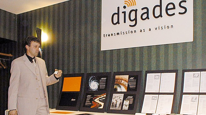 Herr Berger stellt das neue Firmenlogo vor Neues digades Logo