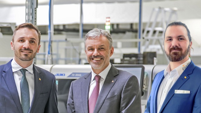 Lutz Berger (Mitte), Firmengründer und langjähriger alleiniger Geschäftsführer der digades GmbH, übergibt 2021 die Unternehmensführung an seine Söhne Sascha (links) und Tim Berger (rechts). Lutz Berger übergibt seinen Söhnen die Führung der digades GmbH