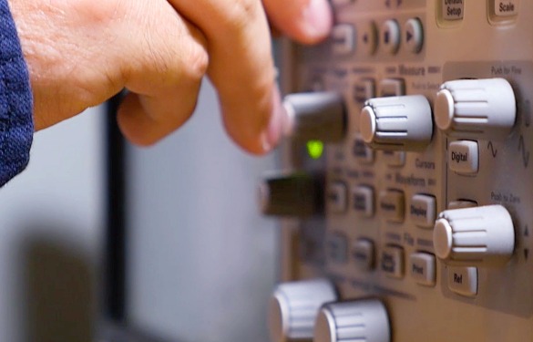 digades Software-Validierung: Entwickler dreht Regler am Testgerät