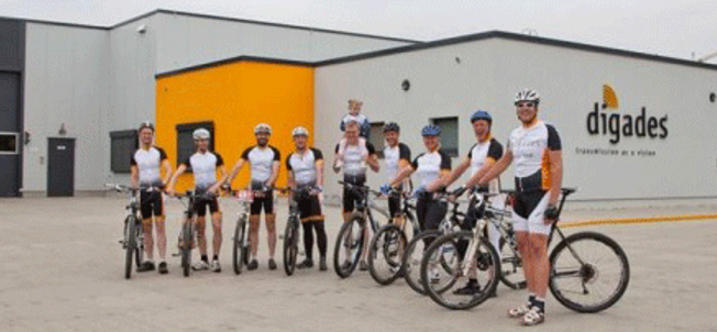 digades Racing TEAM vor dem digades Gebäude