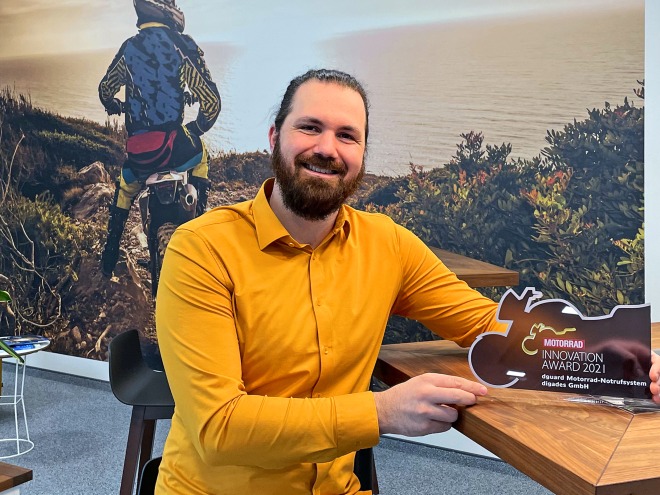 Geschäftsführer Tim Berger mit dem Innovationspreis 2021 für das digades-eigene Produkt dguard Tim berger mit dem MOTORRAD Innovation Award 2021