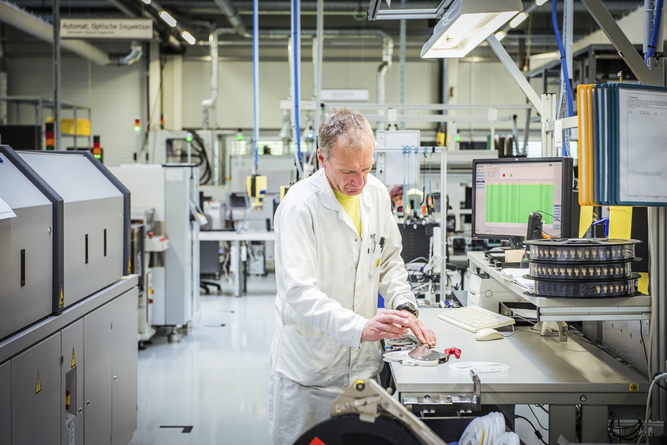 A technologist works in the digades production centre (Photo: Augen-Futter.com)
