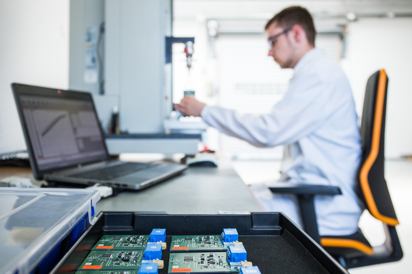 Force-displacement measurement of a digades product