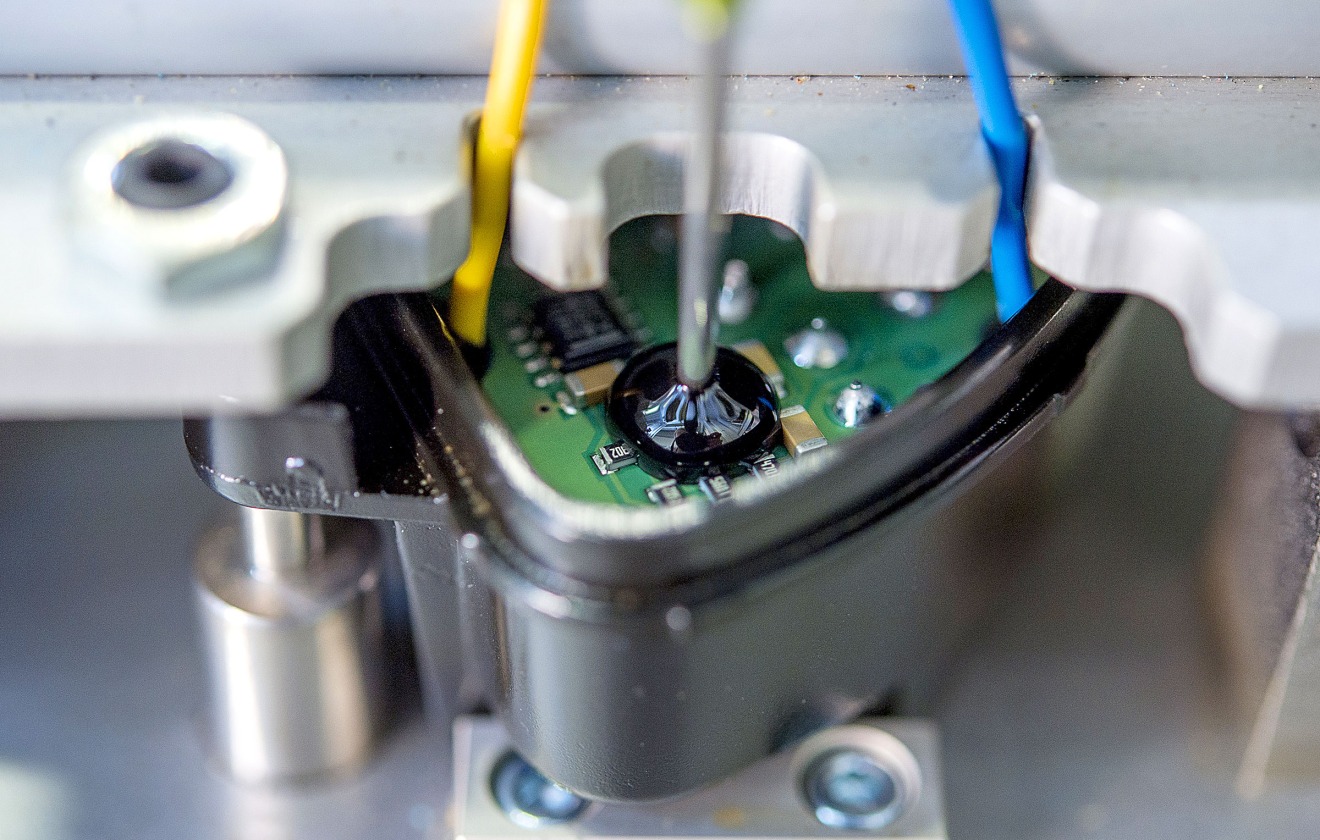 Sealing of a fuel pump electronics for motorcycles (Photo: Torsten Silz)